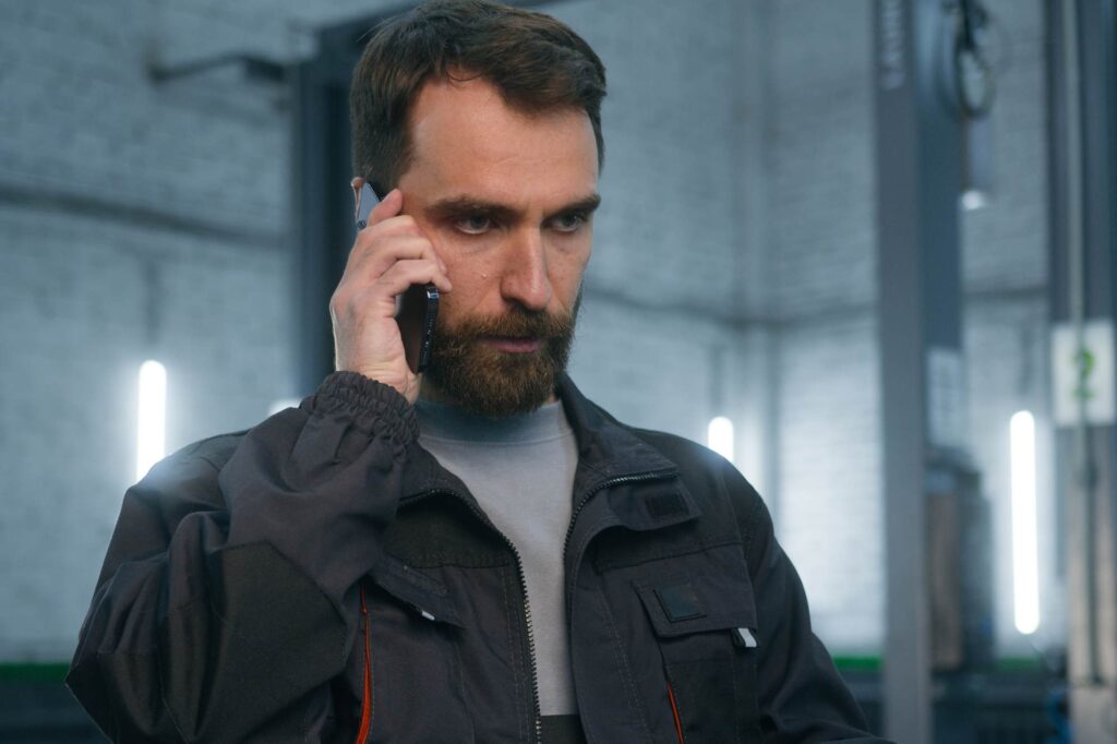 Technician receiving delayed updates that highlight the importance of mobile workforce software